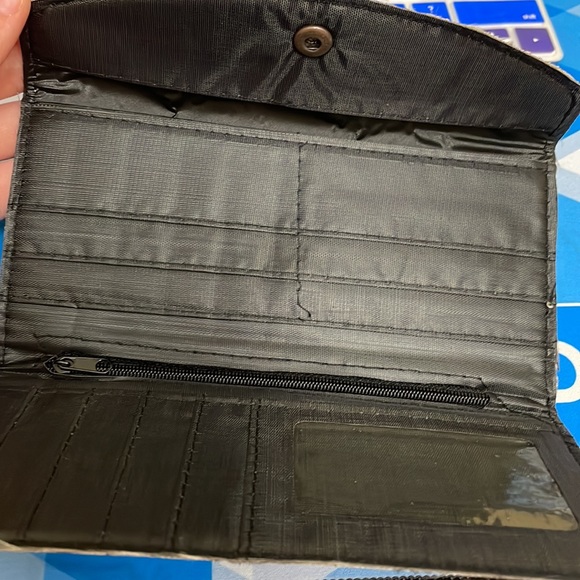 Guess Wallets - Picture 6 of 10